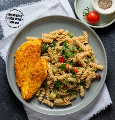 פוזילי אליו אוליו עם ירקות וחזה עוף מבושלים בסיר אחד